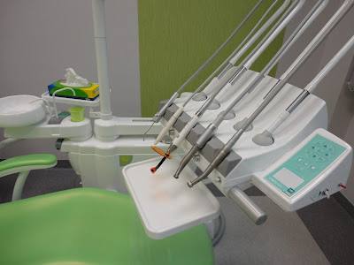 Wnętrze gabinetu stomatologicznego udentysty — fotel dentystyczny